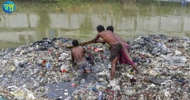 শ্রীপুরে ব্রিজ থেকে খালে বর্জ্য