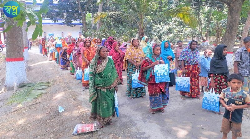 তালায় সাধারণ মানুষকে