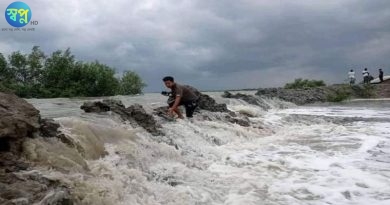 সাতক্ষীরা শ্যামনগরে বাঁধ ছাপিয়ে